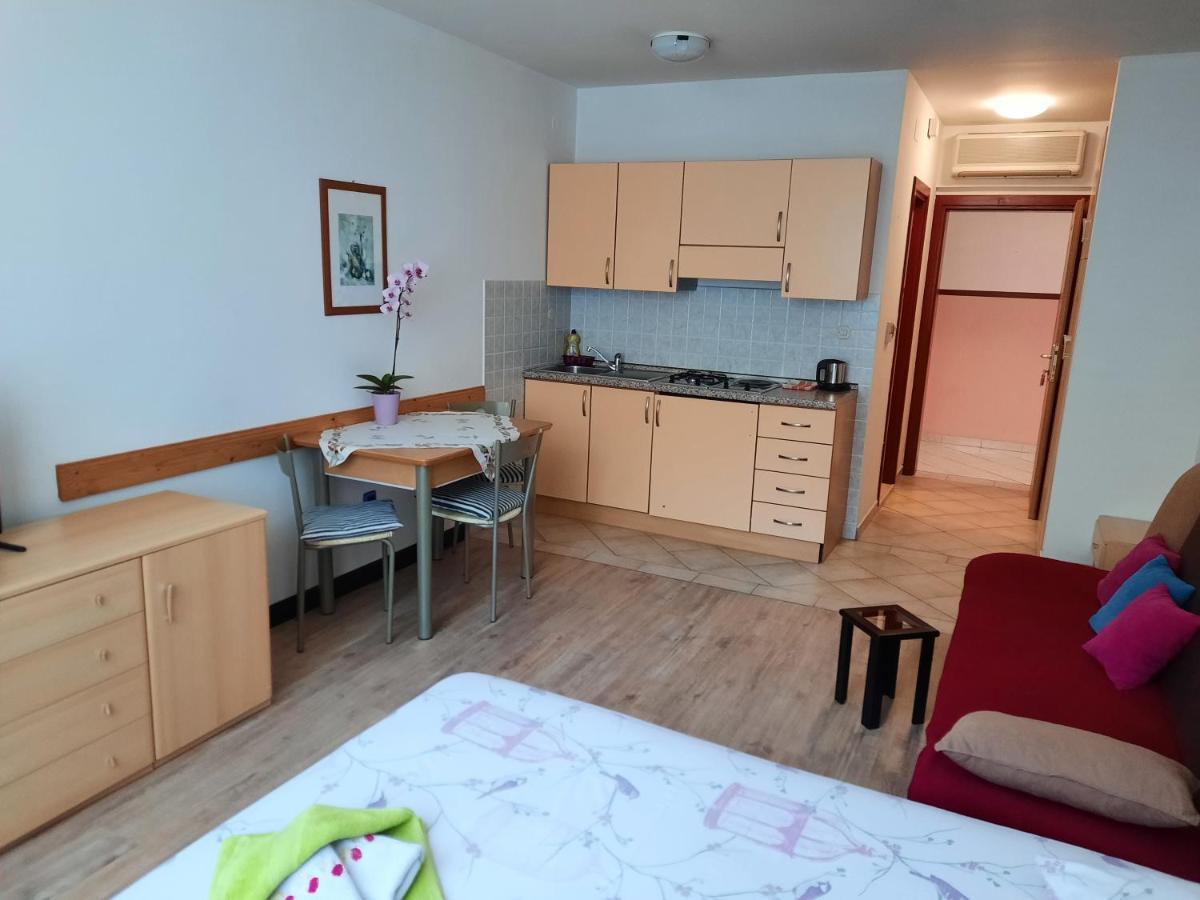 Apartmani Lorena Pula Exterior foto
